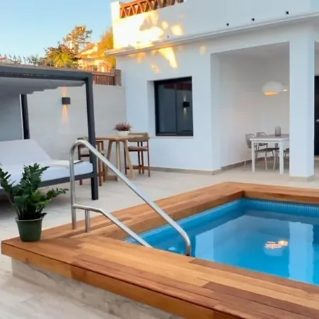 Casa Del Mare By The With A Private Pool And A Βίλα Μαρμπέλλα